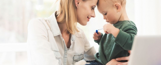 una mamma sta sorridendo al proprio bambino